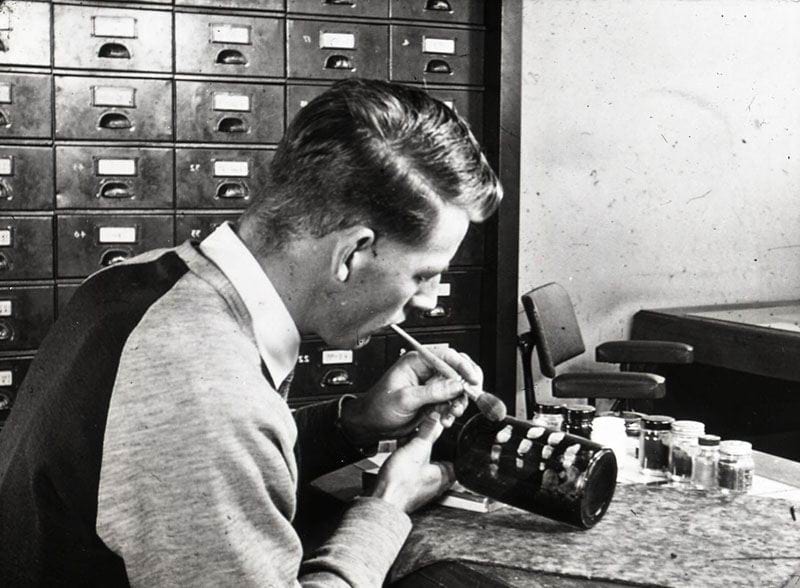 Photo of a man using the fingerprint brush powdering technique